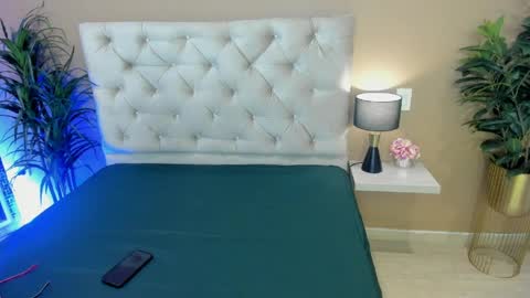 Snapshot of valenvega_ chatting on April 6, 11:22 am VALEN VEGA online show from April 6, 11:22 am