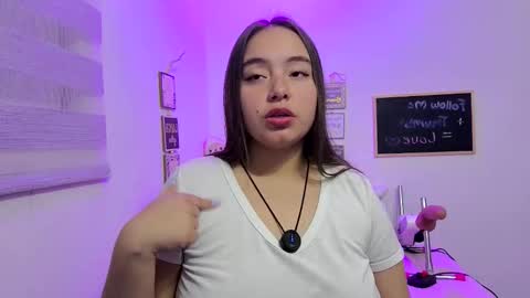 Snapshot of valeria_cherry chatting on May 17, 5:05 am valeria online show from May 17, 5:05 am