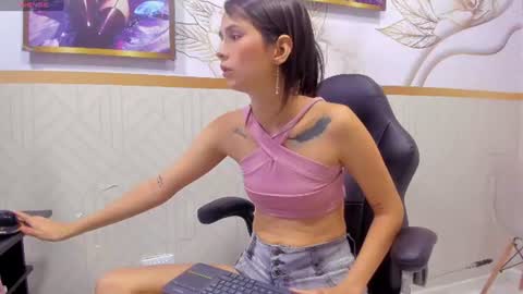 Snapshot of valerie__skinny chatting on June 13, 3:48 am valeri online show from June 13, 3:48 am