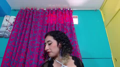 Snapshot of valerie_mase chatting on February 19, 9:33 pm vale online show from February 19, 9:33 pm