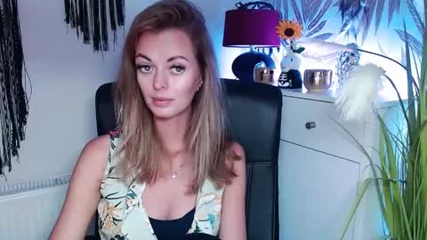 Snapshot of valerieluvsugar chatting on December 2, 1:35 pm Valerie online show from December 2, 1:35 pm