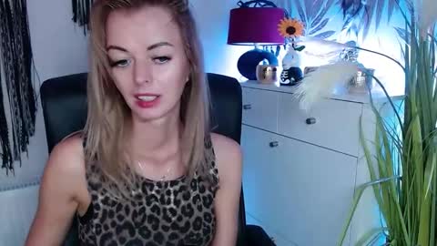 Snapshot of valerieluvsugar chatting on December 3, 10:17 am Valerie online show from December 3, 10:17 am