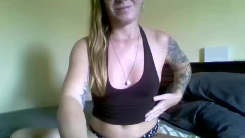 Snapshot of valerieohh chatting on January 5, 2:17 am OhhValerie online show from January 5, 2:17 am