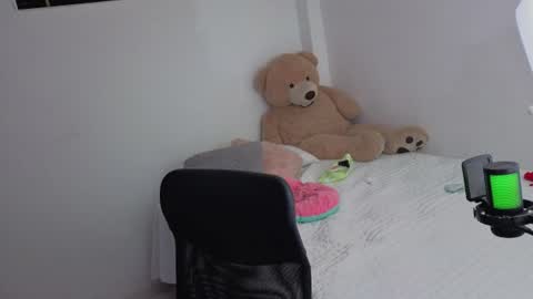 valerihouse_ online show from June 18, 12:55 am