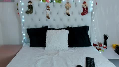 Snapshot of valerik_cano chatting on December 24, 2:33 pm valeria111111 online show from December 24, 2:33 pm