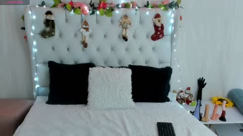 Snapshot of valerik_cano chatting on December 28, 12:13 pm valeria111111 online show from December 28, 12:13 pm