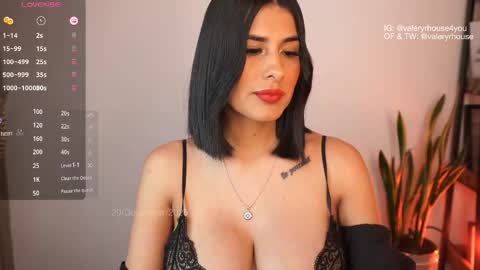 Snapshot of valeryrhouse_ chatting on December 21, 1:02 am All my links here online show from December 21, 1:02 am