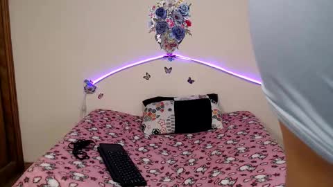 Snapshot of valeryxs1 chatting on October 28, 8:33 pm Angelyxs online show from October 28, 8:33 pm