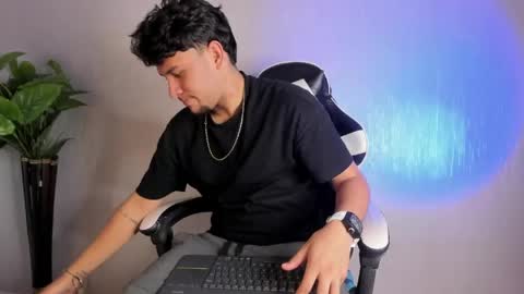 Snapshot of valetino_stonee chatting on May 12, 7:33 pm Valentino online show from May 12, 7:33 pm