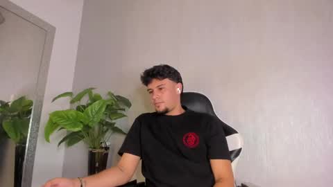 Snapshot of valetino_stonee chatting on May 29, 8:40 pm Valentino online show from May 29, 8:40 pm