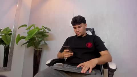 Snapshot of valetino_stonee chatting on June 4, 12:38 am Valentino online show from June 4, 12:38 am