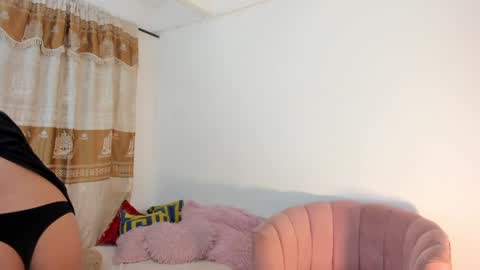 Snapshot of valientegirl_ chatting on January 8, 8:27 am VALIENTE  online show from January 8, 8:27 am