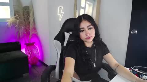 vallolett__ online show from March 17, 10:35 pm