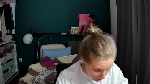 Snapshot of valorant_girl chatting on May 4, 3:19 pm Little Devil online show from May 4, 3:19 pm