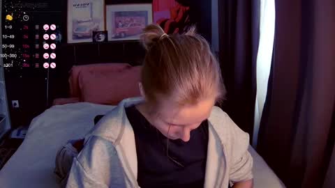 Snapshot of valorant_girl chatting on May 27, 1:41 pm Little Devil online show from May 27, 1:41 pm