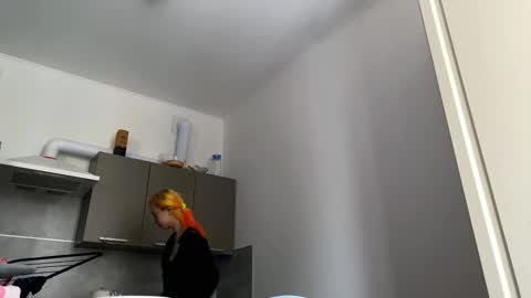 Snapshot of valtopi chatting on February 16, 6:09 am Emily online show from February 16, 6:09 am