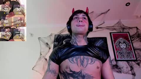 Snapshot of vampiredavyd chatting on October 22, 2:56 am david guzman i model independenthelp me with a thumbs up online show from October 22, 2:56 am