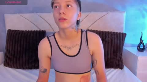 vane_grey online show from June 10, 6:07 pm