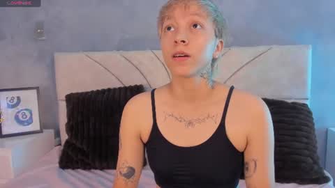 vane_grey online show from July 19, 4:33 pm