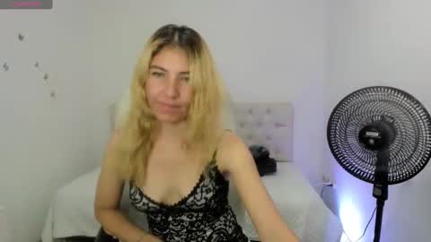 Snapshot of vanessa_21__ chatting on September 28, 7:52 pm vanessa_21__ online show from September 28, 7:52 pm