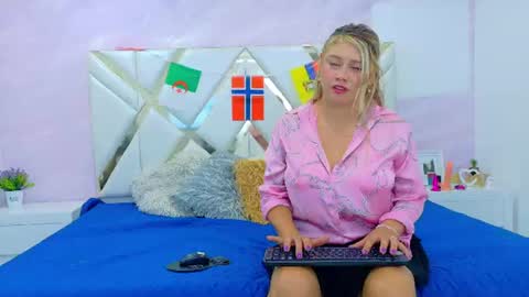 Snapshot of vanessa_duartee chatting on June 23, 7:12 pm Vanessa online show from June 23, 7:12 pm