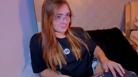 Snapshot of vanessa_foxyy chatting on July 11, 8:33 pm vanessa_foxyy online show from July 11, 8:33 pm