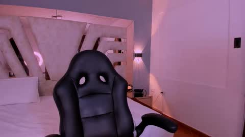 vanessaduval online show from December 14, 3:23 am