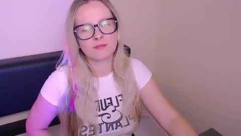 Mia online show from October 4, 6:44 am