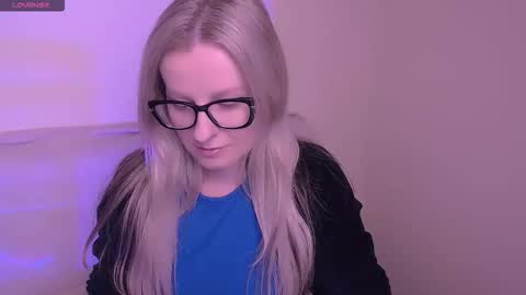 Mia online show from November 19, 7:52 am