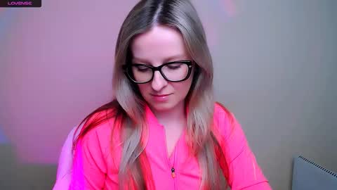 Snapshot of vanillaex_ chatting on February 10, 8:18 am Mia online show from February 10, 8:18 am