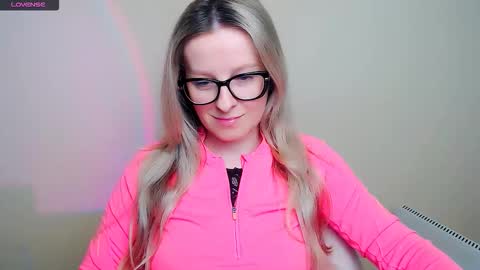 Snapshot of vanillaex_ chatting on February 11, 8:19 am Mia online show from February 11, 8:19 am