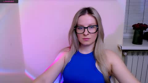 Snapshot of vanillaex_ chatting on February 12, 8:20 am Mia online show from February 12, 8:20 am