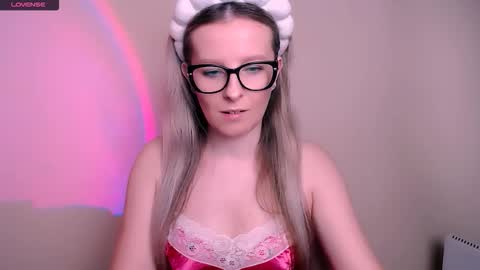 Snapshot of vanillaex_ chatting on February 14, 7:49 am Mia online show from February 14, 7:49 am