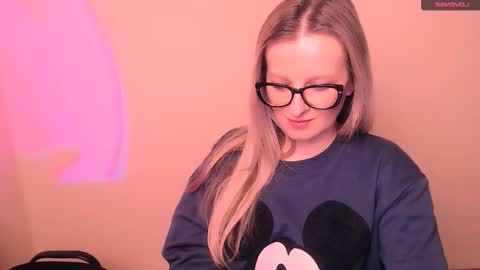 Snapshot of vanillaex_ chatting on February 16, 5:25 am Mia online show from February 16, 5:25 am