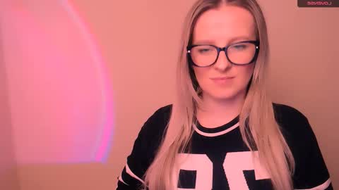 Snapshot of vanillaex_ chatting on February 16, 5:31 pm Mia online show from February 16, 5:31 pm