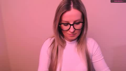 Snapshot of vanillaex_ chatting on February 18, 5:20 pm Mia online show from February 18, 5:20 pm