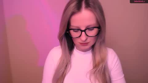 Snapshot of vanillaex_ chatting on March 1, 6:10 pm Mia online show from March 1, 6:10 pm