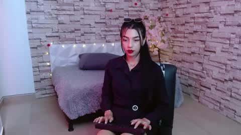 Snapshot of vanse_lust chatting on December 3, 6:17 pm Karuna online show from December 3, 6:17 pm