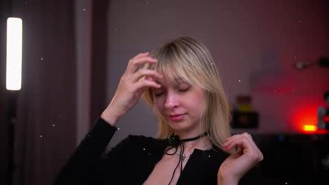 Snapshot of variety_moments chatting on December 22, 4:48 pm Heeeeey Im Hanna the art of tease online show from December 22, 4:48 pm