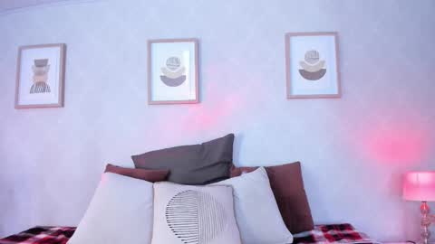 Vee Simons online show from October 2, 9:00 pm