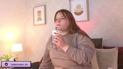 Vee Simons online show from February 3, 7:41 pm