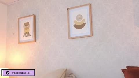 Vee Simons online show from April 14, 7:53 pm