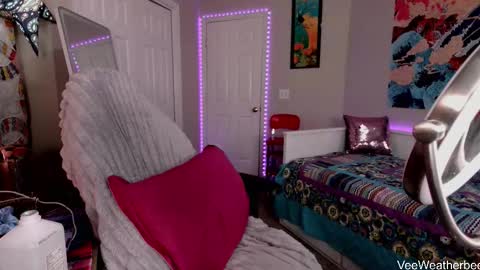 Violet Weatherbee online show from November 26, 7:48 pm