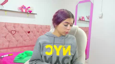 Snapshot of velina_honey chatting on August 6, 12:29 pm Velinahoney online show from August 6, 12:29 pm