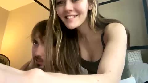 Snapshot of velmaxshaggy chatting on March 5, 8:10 pm velmaxshaggy online show from March 5, 8:10 pm