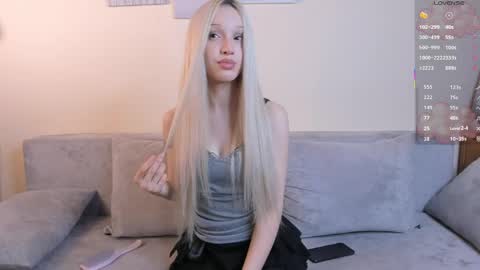 Snapshot of velourorbit chatting on March 14, 5:35 am Hi im Hannah online show from March 14, 5:35 am