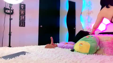 Snapshot of velvetvibes_ chatting on April 6, 2:42 am velvetvibes_ online show from April 6, 2:42 am