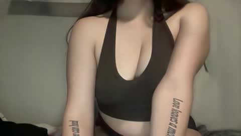 Snapshot of velvetvixen124 chatting on May 6, 4:30 am velvetvixen124 online show from May 6, 4:30 am