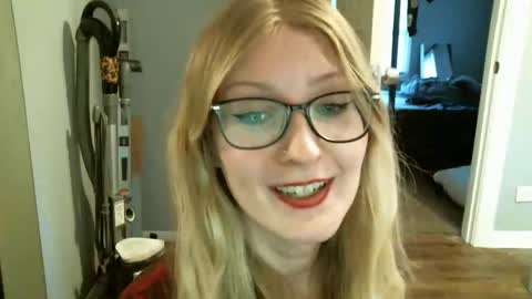 Snapshot of venomandvine chatting on February 18, 10:39 pm venomandvine online show from February 18, 10:39 pm