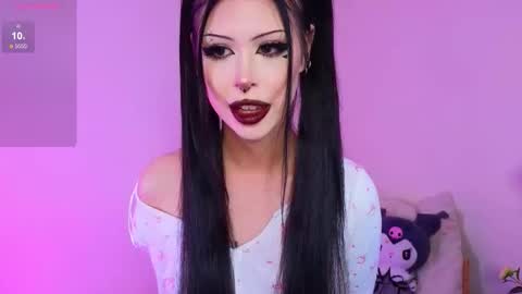 Snapshot of venomeowww_ chatting on September 27, 3:33 am Vivian online show from September 27, 3:33 am